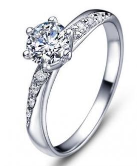 Zásnubný prsteň z bieleho zlata s bielou perlou zdobený menšími diamantmi